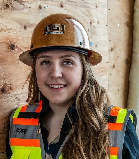 Constructon worker in hardhat and vest.